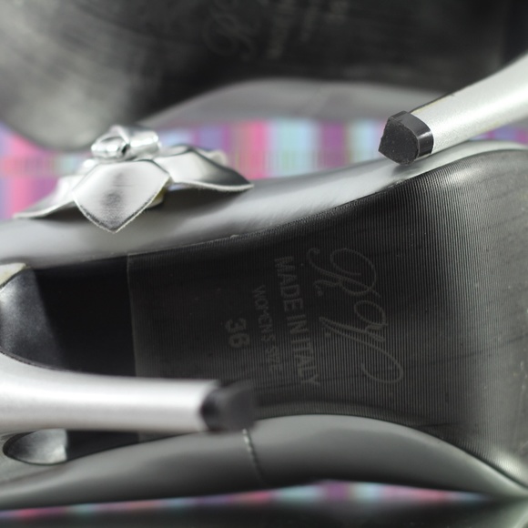 Roger Vivier Silver Leather Pumps - Picture 16 of 16